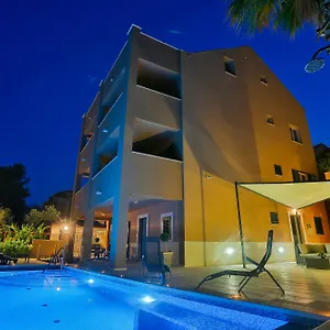 apartments-marly.hotels-in-trogir.com/
